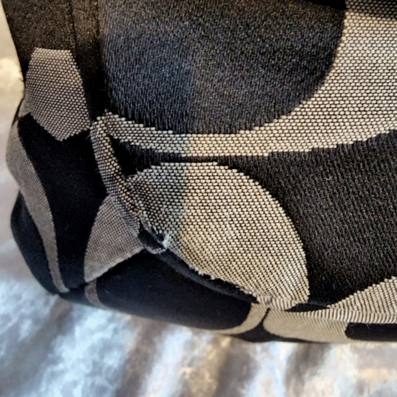 Coach Signature Purse. Good condition and great size - Picture 12 of 13